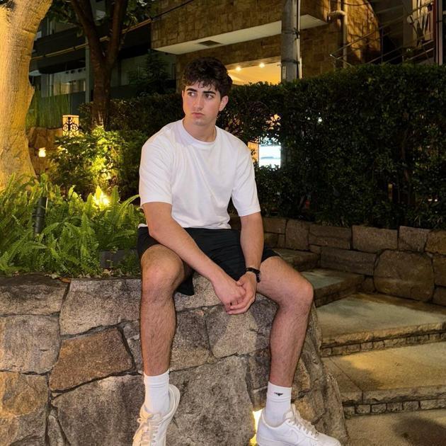 Jovem De 18 Anos Cria App De IA E Fatura Milhões Mensais