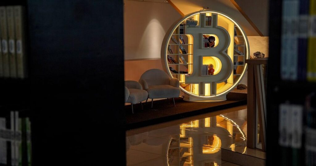 Bitcoin Supera Ambiguidade Regulamentar e Avança Para Novo Patamar