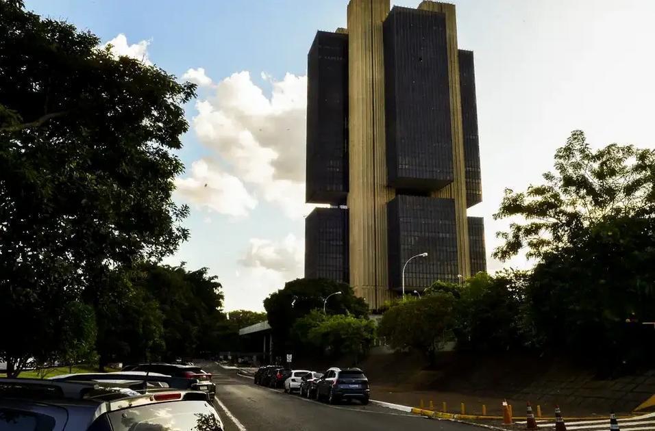 Copom Mantém Selic em 15% e Indica Redução em Março