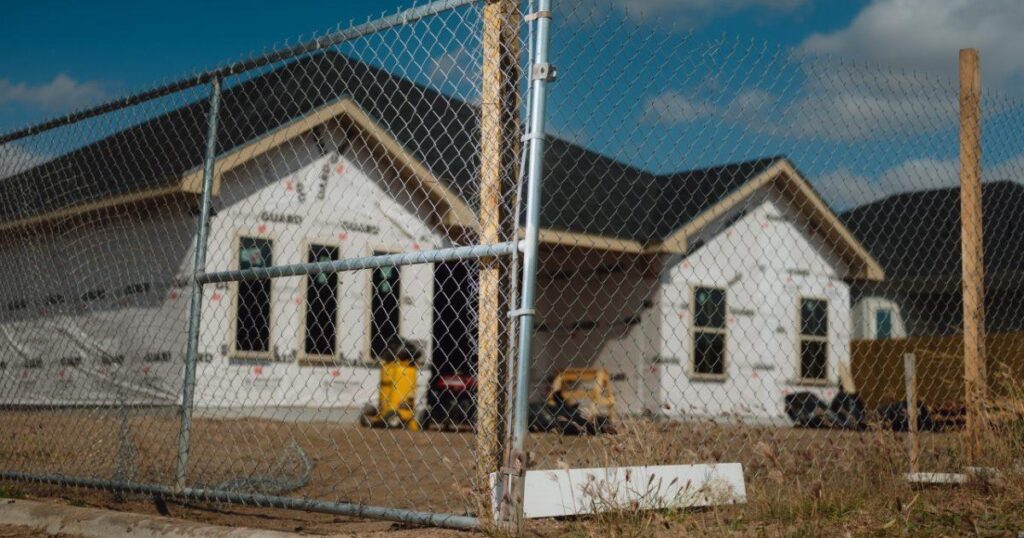 Impacto das Batidas da ICE na Economia e Construção Americana