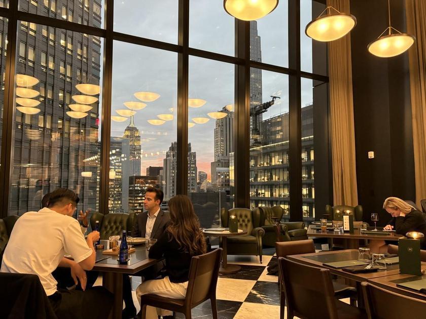 JPMorgan Inaugura Pub Exclusivo Em NY Com Presença De Jamie Dimon