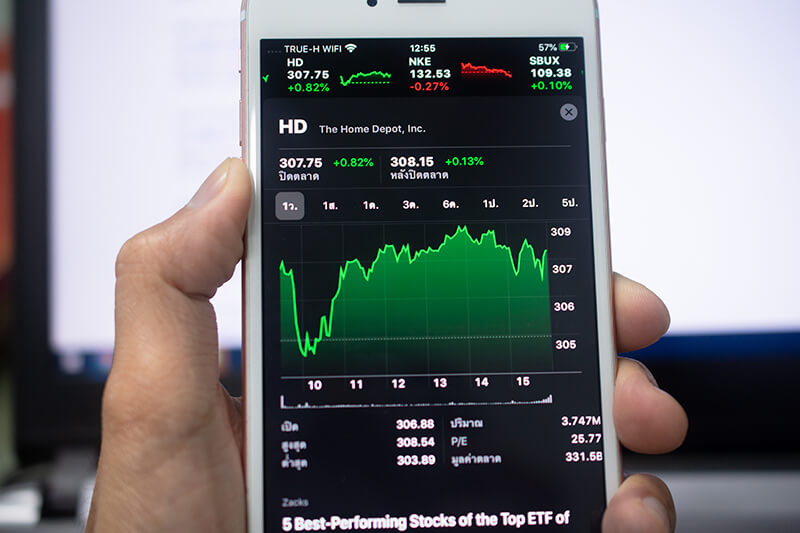 grafico de investimento comercial forex na tela telefone movel foco suave