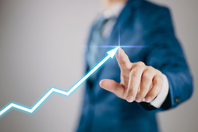 homem com seta grafico para cima mercado de acoes crescimento planejamento e estrategia de negocios