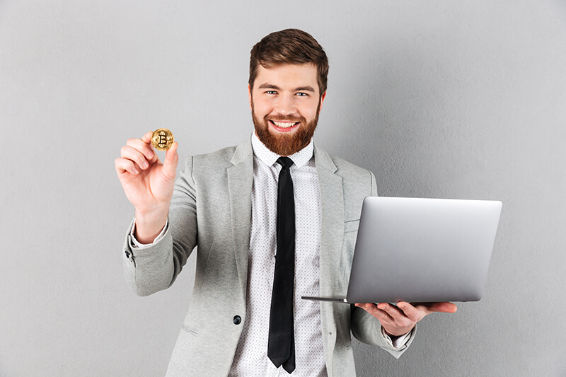 retrato de um empresario confiante mostrando bitcoin