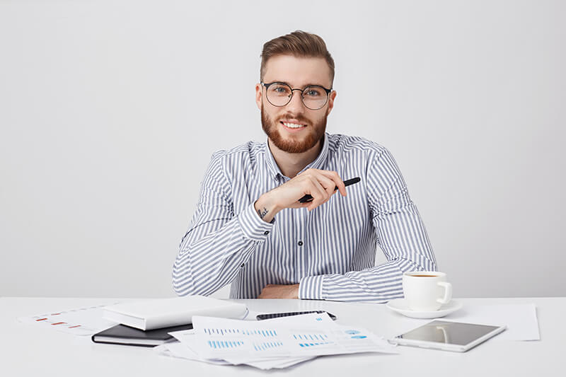 trabalhador profissional sexo masculino com barba espessa e penteado moderno usa oculos redondos e camisa formal